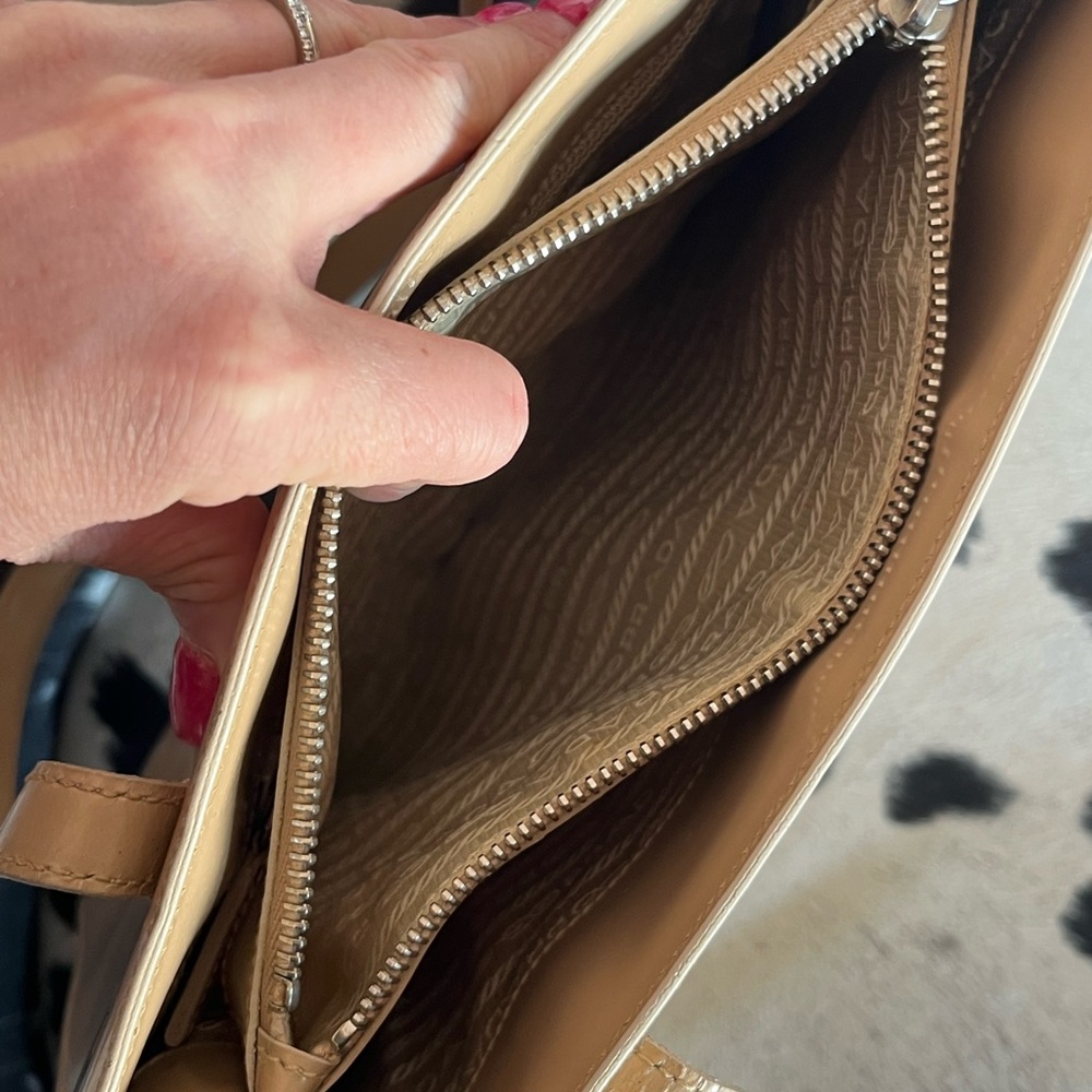 Prada Milano Cream colored Patent Shoulder Bag beautiful, classy and elegant - Picture 12 of 16